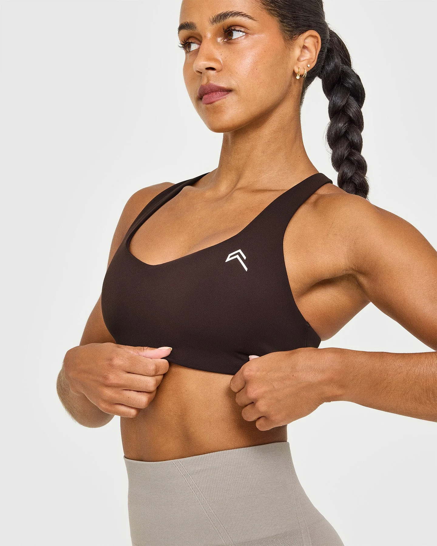 EasyLift™ Cross Back Sports Bra with White Logo | 70% Cocoa - Image 5