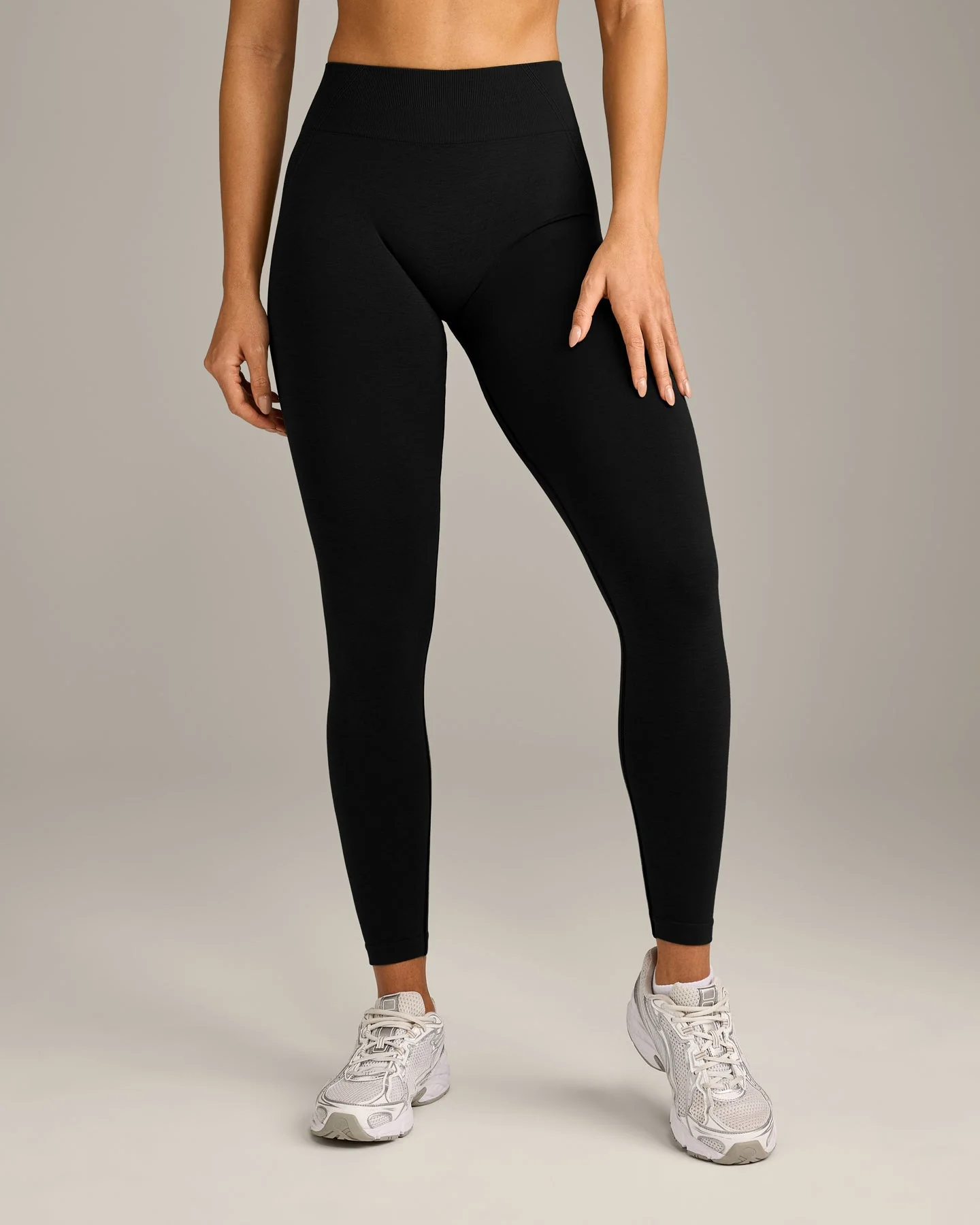 EffortlessLift™ Seamless Mid Rise Leggings with Grey Logo | Black - Image 2