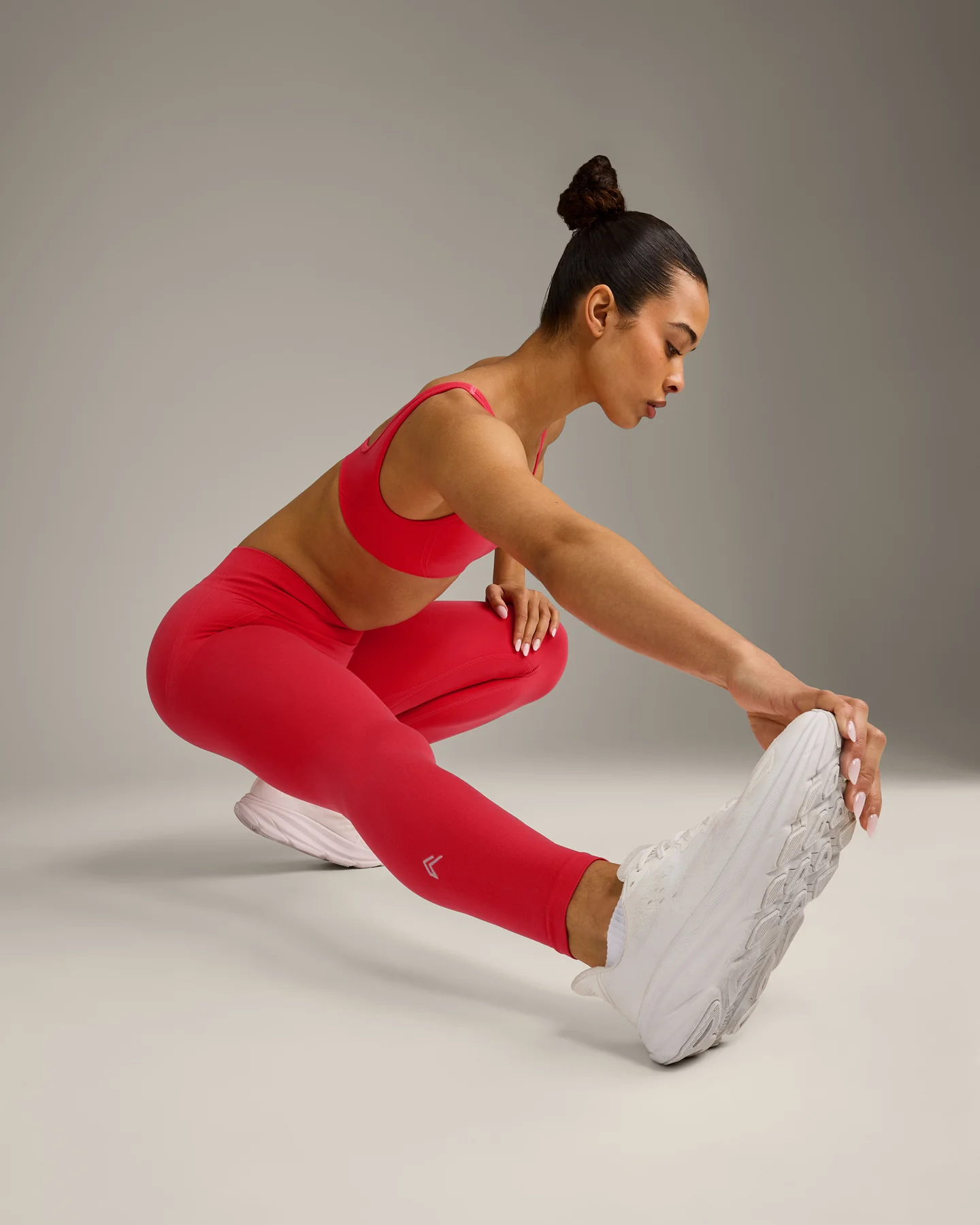 EffortlessLift™ Seamless Mid Rise Leggings with Grey Logo | Charged Pink - Image 4