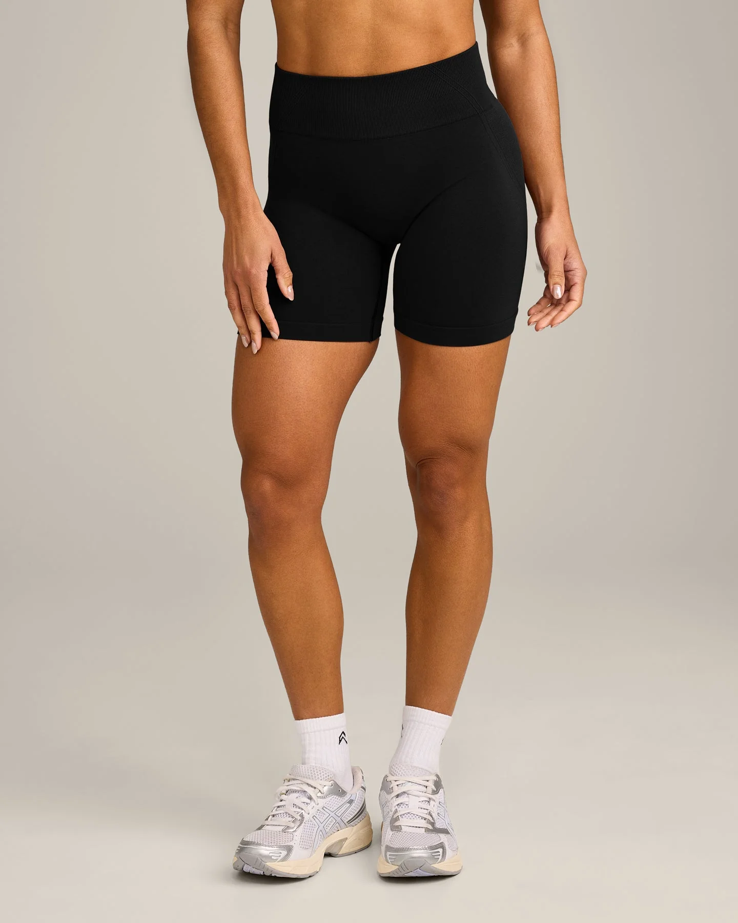 EffortlessLift™ Seamless Mid Rise Shorts with Grey Logo | Black - Image 2