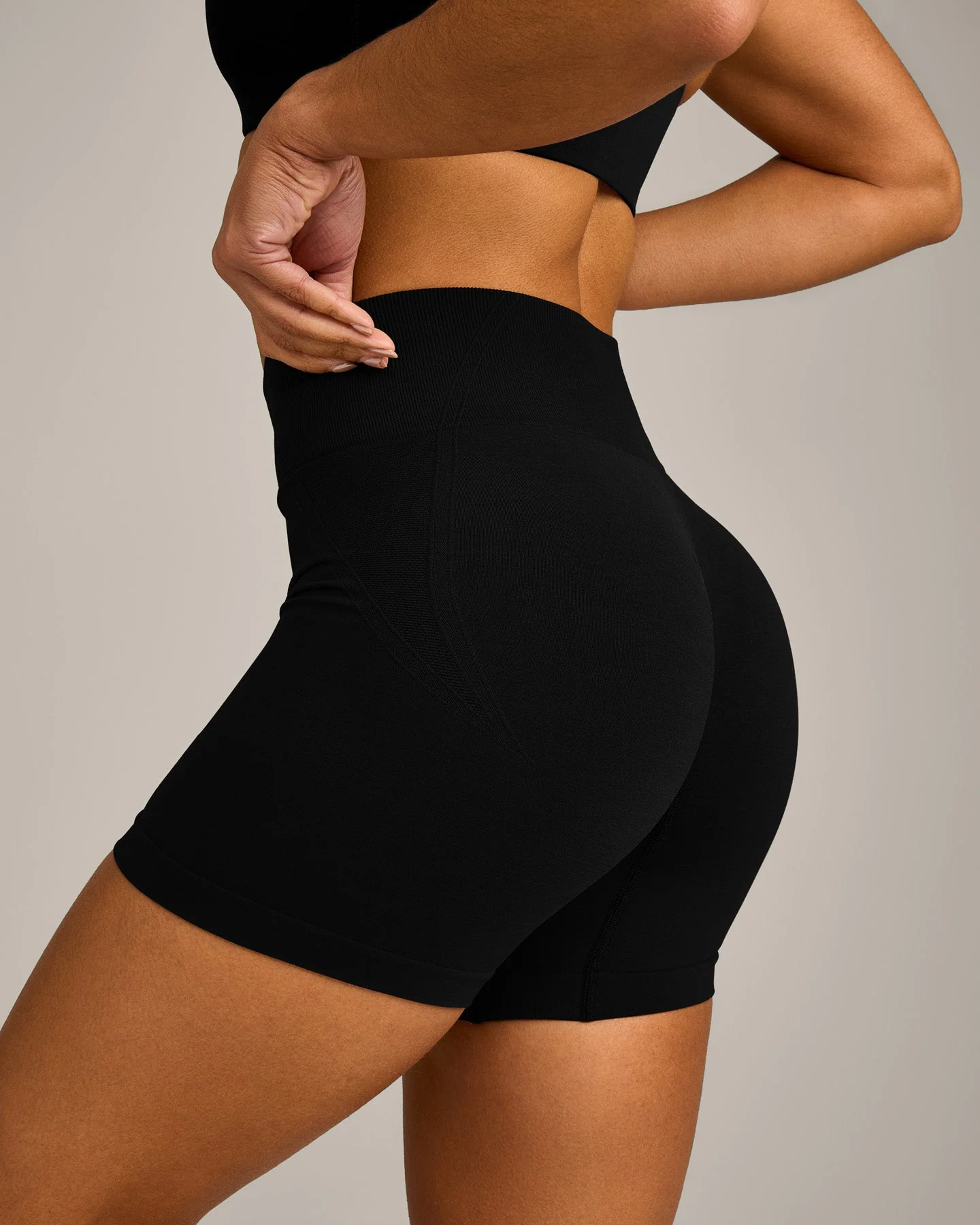 EffortlessLift™ Seamless Mid Rise Shorts with Grey Logo | Black - Image 4