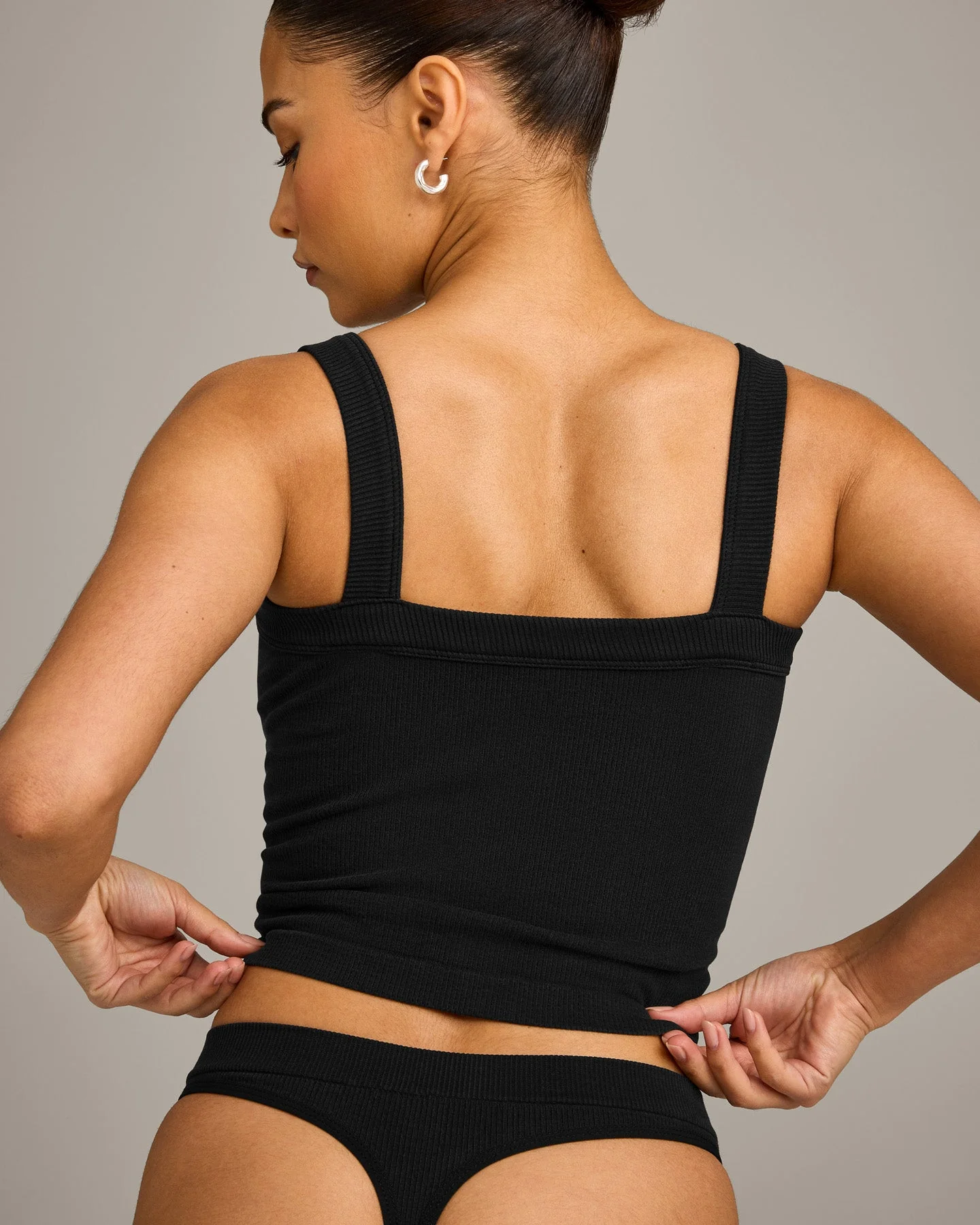 Seamless Scoop Neck Vest | Black - Image 4