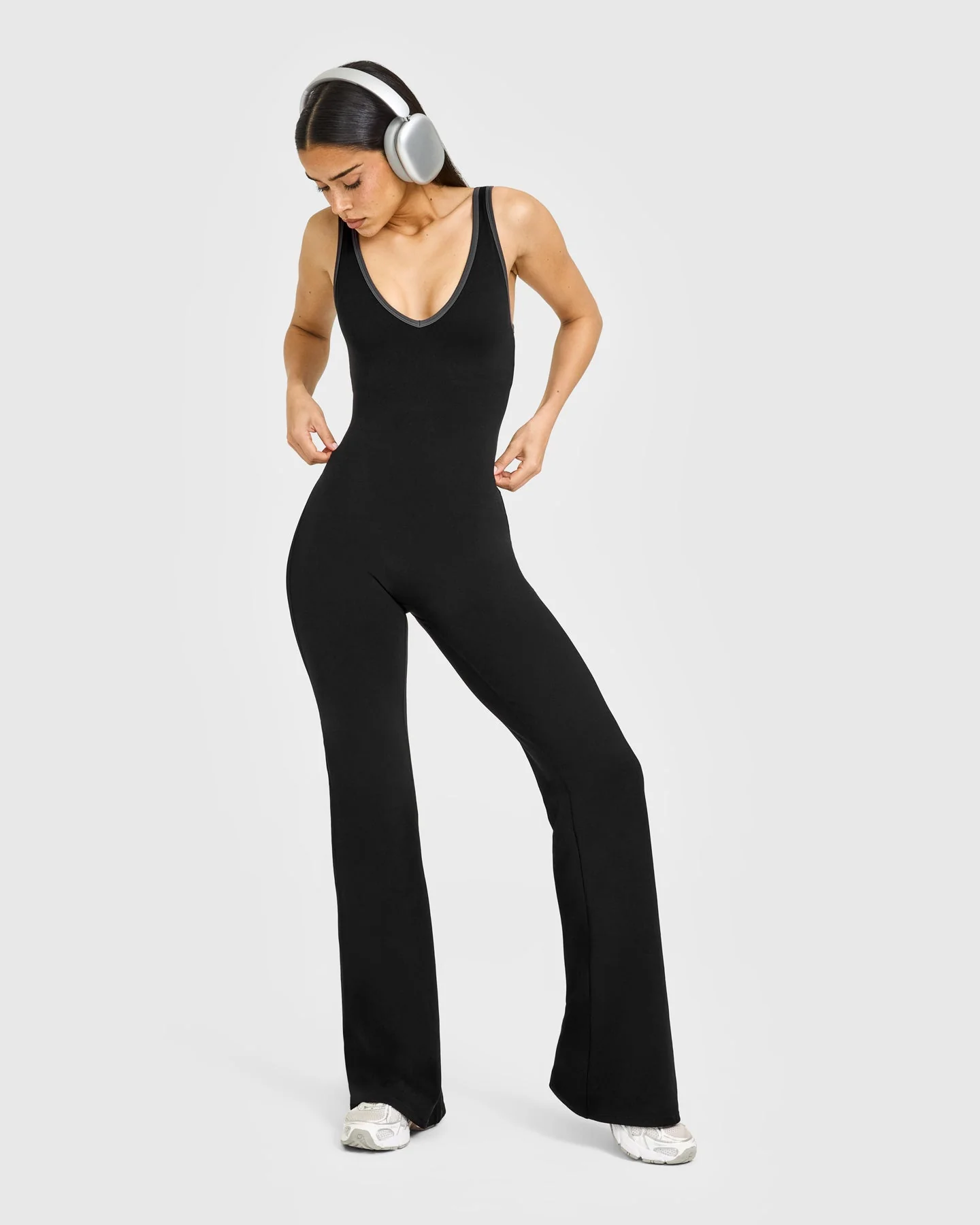 SoftMotion™ Contrast Scoop Back Flared All in One with White Logo | Black - Image 3